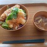 Medi CAFE - 海老と白身フライのチリソース丼390円税込