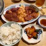 大衆ホルモン酒場 鶴松 - 特盛ホルモンランチ1000円