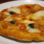 本店名产水牛马苏里拉奶酪的玛格丽特披萨