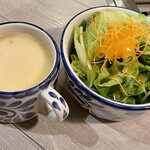 Daikanyama Yakiniku Kintan - 全てのランチにサービスでついてくる
                        「 スープ と サラダ 」
                        （ ライス〈十六穀米or白米〉も含めておかわり自由 ）