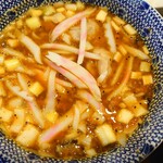 麺屋 悠 - つけ汁には玉ねぎ、長ねぎ、焦がし葱、鳴門巻き、そしてワンタンが3つ入った!