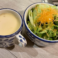 代官山焼肉 kintan - 全てのランチにサービスでついてくる
                    「 スープ と サラダ 」
                    （ ライス〈十六穀米or白米〉も含めておかわり自由 ）