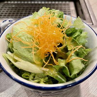 代官山焼肉 kintan - 「 サラダ 」
                    さっぱりしたドレッシングがおいしくおかわりしてしまった。