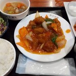24時間 餃子酒場 - 酢豚定食。７００円