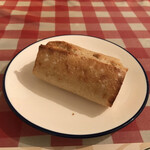ジョンティ - 香ばしく焼いているパンは、カリッとしていて、食べ応えあり。
            チェックのテーブルクロスに白皿とブルーの縁取り、パンのコントラストが絵になる