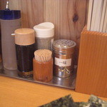 中華蕎麦 とみ田 - カウンター上の調味料等