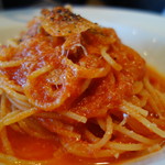 TRATTORIA La Wasabi - 玉ねぎとホェー豚ベーコンのトマトパスタ（ランチ\950）
