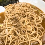 庵悟 - ブラックペッパーをフリフリ、ニンニクを3匙投下。