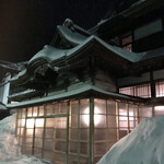 Shouhouen - 玄関の雪囲い