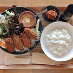 cafe オーマチ - 広島県産カキフライ 1,350円
サラダ、ライス、小鉢付き