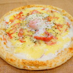 Carbonara-style pizza