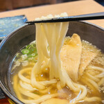 Teuchi Udon Kendonya - ◎ うどんは毎日、店主が自らが打っていて、つるつると喉越しが良い美味いうどんが食べられる。