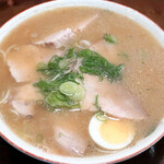 Ma Chan Ramen - 盛りは叉焼、ゆで卵、もやし、めんまで、 ねぎは青ねぎでした。