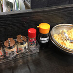 津田屋官兵衛  - 卓上の調味料などです