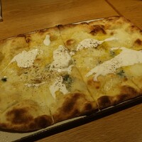 オービカ モッツァレラバー 横浜店 - ピッツァ クアトロフォルマッジ