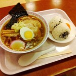 てまりの湯 - てまりラーメン670円とおにぎり2ケ180円