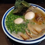 博多長浜ラーメン 蛮骨 - 特製長浜ラーメン+味玉　９５０円