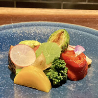 YAKITORI 燃 es - 11種類の野菜のサラダ
                  ニューフェイスはそら豆、カリフラワー・ユリネ・ブロッコリー・芽キャベツ・パプリカ・黄色ニンジン・ラディッシュ・蓮根・トマトなど。
                  自家製ドレッシングがめちゃ美味しいのです♪