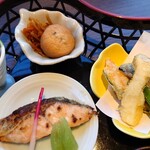 Shungin Wanowa - わらび餅、焼鮭、天ぷら、きんぴら、がんもどき