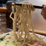 中華蕎麦 春馬 - 小麦香る麺をリフト⤴️