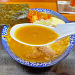 肉煮干中華そば 鈴木ラーメン店 - 味噌味スープにキムチの酸味が良く合います