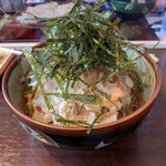 六兵衛 - 六衛兵そば（860円）かつ節の中に，タップリの天かすと油揚げ