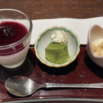 古勢起屋 - デザート右からリンゴのコンポートマンゴー味ヨーグルトソース、
      抹茶わらび餅、
      杏仁豆腐ブルーベリーソース