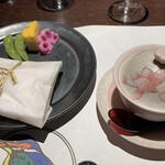 古勢起屋 - 左は奉書焼きと錦糸卵と和風テリーヌ的なもの、えだまめ甘い、蓮は酢じめ。右はかぼちゃ饅頭