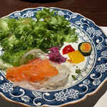 古勢起屋 - 右上は青菜巻(せいさいまき)
      高菜で卵、大根、人参、食用菊をまいている。山形では菊を食べる文化があるそうだ。皿中央の紫の菊の名前は「もってのほか」だそう面白い名前だ