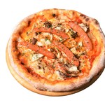 西班牙辣香腸和蘑菇的意式辣番茄醬披薩