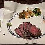 古勢起屋 - 山形県産黒毛和牛のローストビーフ最高！玉ねぎニンニク米油で炒めた
      ハイカラソース (左の器)はご飯にも合う！