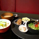 Cafe&Bar Stella - ◆北海道産ほたて丼ご膳(1600円：税込）・・丼だけでなく、小鉢が数種類付き美味しそう。