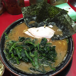 家系ラーメン 王道家 本店 - ご鎮座、ドン！ラーメン中盛り（中盛りはTwitterサービス）＋青菜（ほうれん草）の柔め多め。880円也！