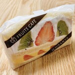 ICHIBANYA FRUITS CAFE - いちごMIXサンド、別角度から！