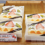 ICHIBANYA FRUITS CAFE - ショーケースの「いちごMIXサンド」