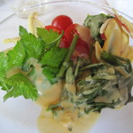 ウシマル - 地場野菜のサラダ。天然のタマゴダケも入ってます。
