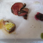 ウシマル - 鹿と仔牛。仔牛の上にはそのお母さんの牛乳から作ったバター。