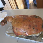 ウシマル - 仔豚ののモモ焼き。３時間掛けて焼いてます。