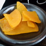 福浦漁港 みなと食堂 - 定食に付いてきた”漬物”は大根の”ハリハリ漬け”でした。合間に微妙な甘辛さで、箸休めになります。