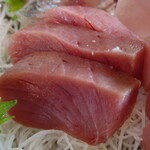 福浦漁港 みなと食堂 - 刺身（５）”まぐろ”、この中トロは、身がとても柔らかく、脂がのり、とても美味しかったです。