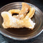 福浦漁港 みなと食堂 - 刺身定食に付いてきた”アジ唐揚チップス”（仮称）、濃い味付けにしたら、ビールに最高です。