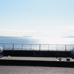 福浦漁港 みなと食堂 - テラス席から眺められる海、その先、右手に伊豆半島、正面の島は、定食の名前にも使われている初島です。