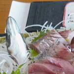 福浦漁港 みなと食堂 - 刺身（２）”あじ”、手を抜いていない姿作りです。新鮮で身が硬く、脂ものっていて実に美味しい。