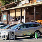 福浦漁港 みなと食堂 - お店の前は、駐車場