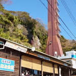 福浦漁港 みなと食堂 - お店の傍にある”真鶴ブルーライン トンネル換気塔”、高さは35mもあるそうです。