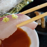 福浦漁港 みなと食堂 - ”かんぱち”、箸で持ち上げても、身が引き締まり、分厚いので、撓み具合は少ないのです。