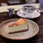 Cafe Lapin - [手前]ベイクドチーズケーキ@税込450円│[奥]トラジャ@税込580円