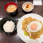 白鳥 - 塩焼きそば定食＋目玉焼き