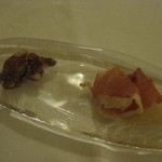 ウシマル - ここからディナー。自家製ハムと鹿のサラミ