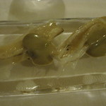 ウシマル - サマツ茸とアオリイカのスライス。肝のソース